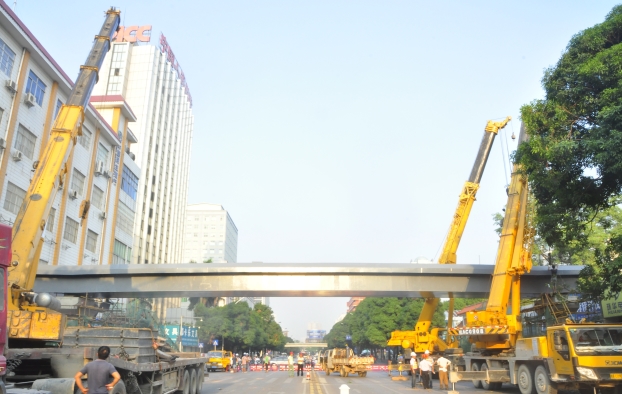 早上出门，，，，，市民惊喜地发现星湖路上横空多出了两座30多米长的天桥