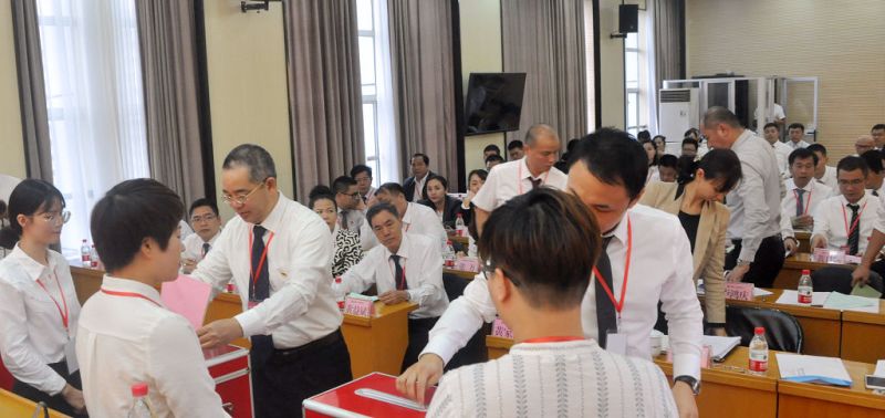 1508320786389867.jpg 002各代表顺次投票.jpg