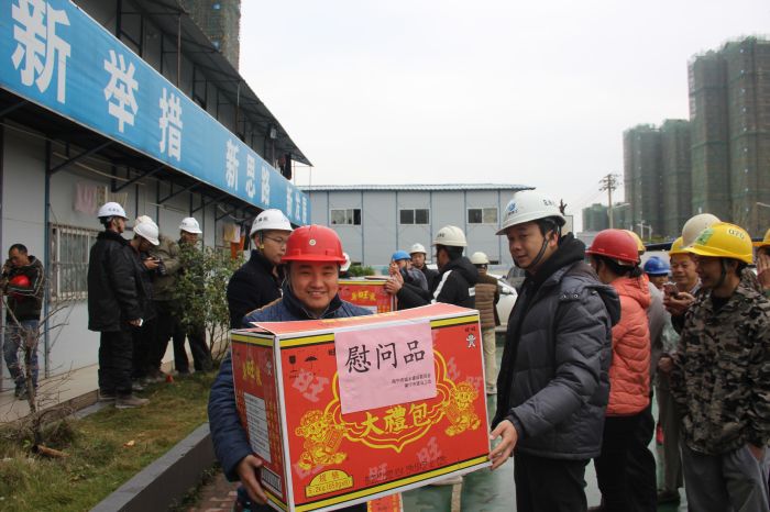 004务工人员连上洋溢着幸福的笑容.jpg