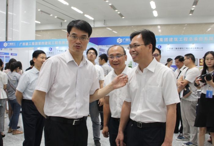 广西PG赏金女王集团有限责任公司党委书记、董事长金宁运到公司展位相识招聘情况.jpg
