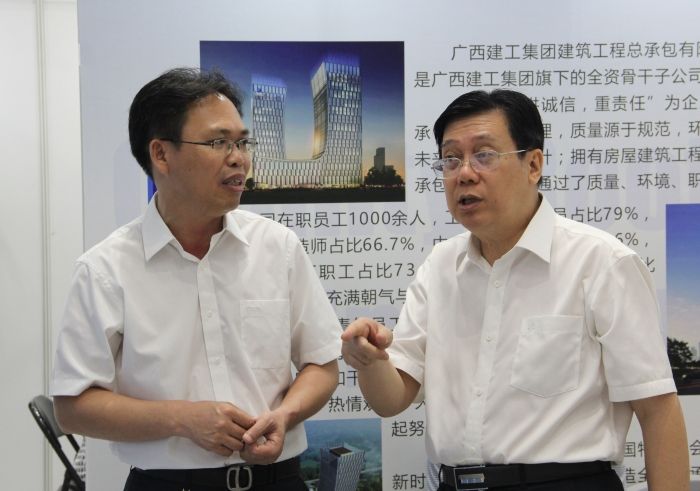 广西PG赏金女王集团总经理、副董事长、党委副书记罗涛到公司展位查看.jpg