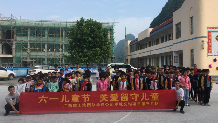 3与八联幼学的学生们合影留想。。。。。。。马国敏 摄700.png