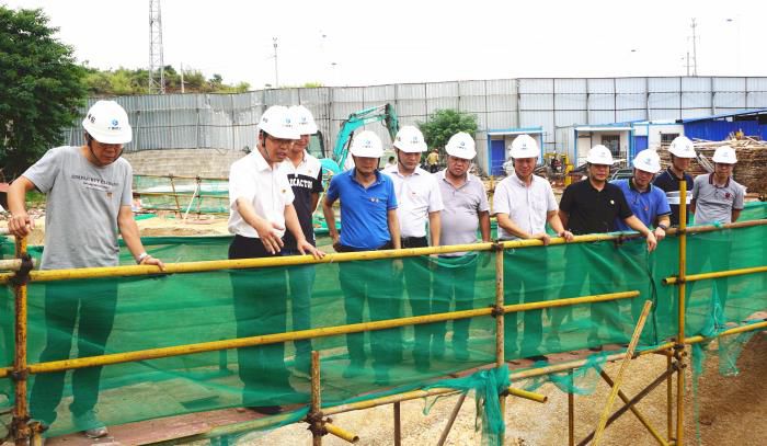 2.1陈祖训深刻施工现场进行查抄领导。。。。。谢微旋 摄700.JPG