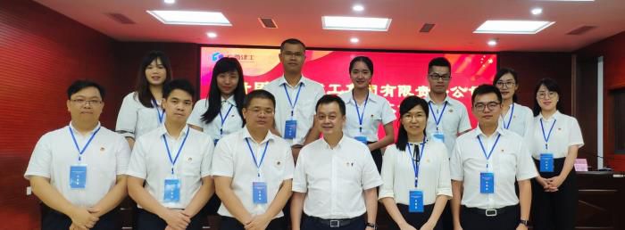 2.1公司代表团合影留想700.jpg