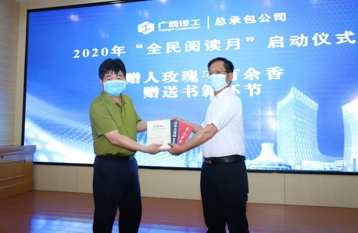 9.2赠书典礼。。。。。。。邓灿滨 摄700.JPG