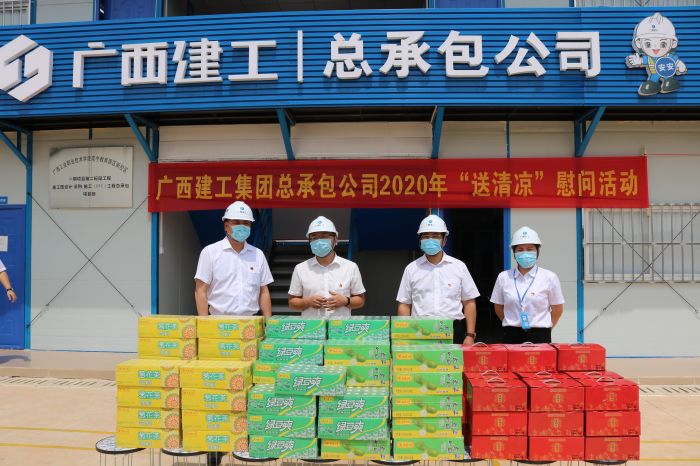 1陆烜送清冷慰问品。。。。。。。。 黄璐璐 摄.jpg