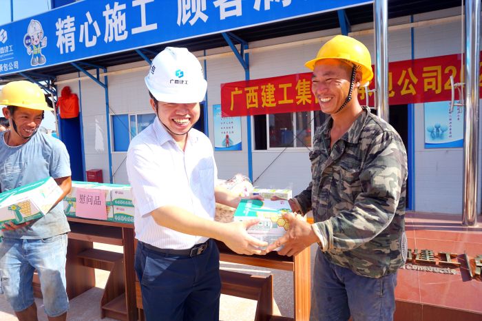 岑廷义为工人发放清冷慰问品。。。。。。。谢微旋 摄.jpg
