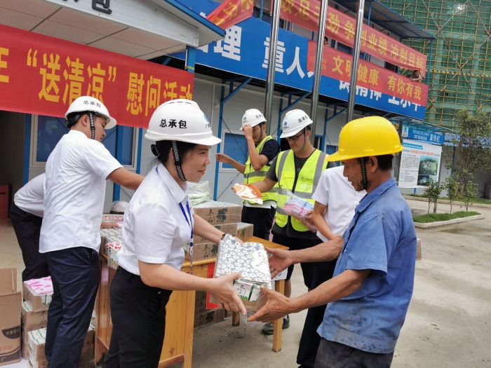 黄春玲给农夫工奉上清冷慰问品。。。。。。 王瑾贞 摄.jpg