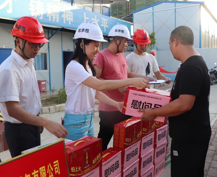 发放慰问品。。。。。。 杨俊峰 摄.jpg