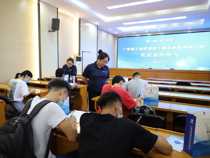 新员工签署劳动合同。。。。。。。。李立云 摄.JPG