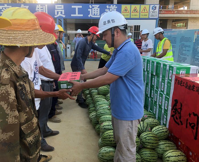 发放清冷物资。。。。。。卢瑞阳 摄.JPG