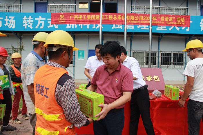 岑廷义在给工人发放慰问品。。。。。。。邓灿滨 摄.JPG