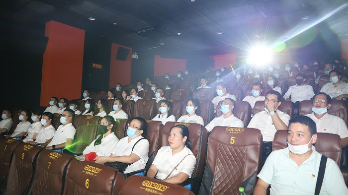 5号厅观影人员合影。。。。。。。邓灿滨 摄.JPG