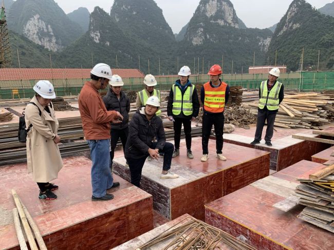 宏伟模板施工现场。。。。。陈志健 摄.jpg