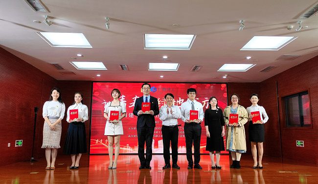 领奖现场。。。。。。。。郑诗宝 摄（建图）.jpg
