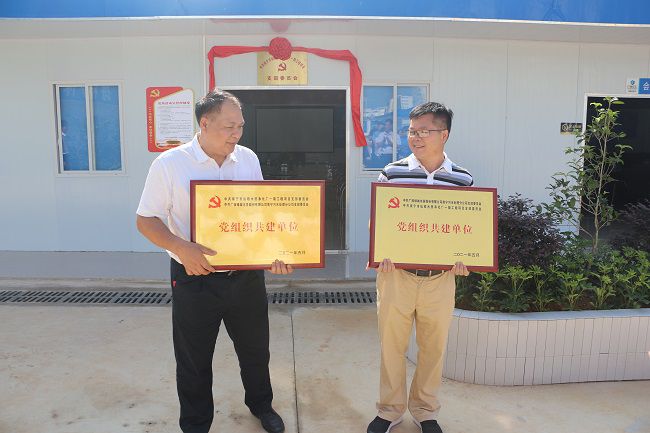 互赠牌匾。。。。。。张钊林 摄（建图）.jpg