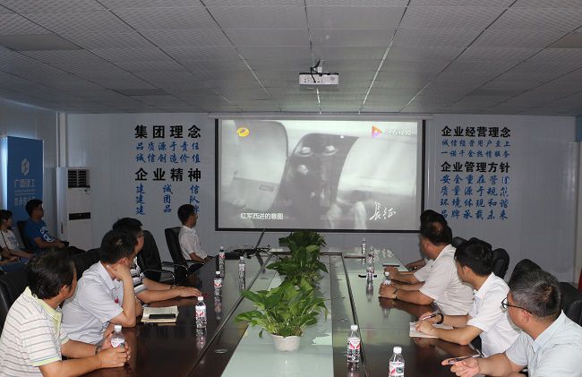 主题党日活动观影现场。。。。。。张钊林 摄（建图）.jpg