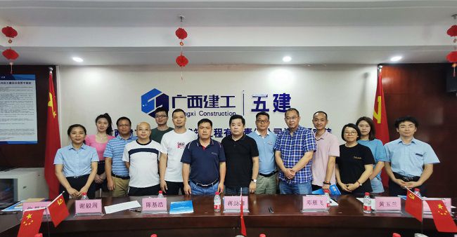 双方合影留想。。。。。五建设计钻研院供图（建图）.jpg