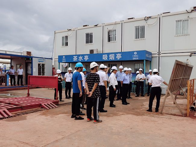 孙大光在听取项目情况汇报。。。。。祁建强 摄（建图）.jpg