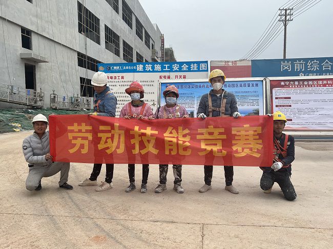 表墙涂料组合影。。。。。。。。廖之锭 摄（建图）.jpg