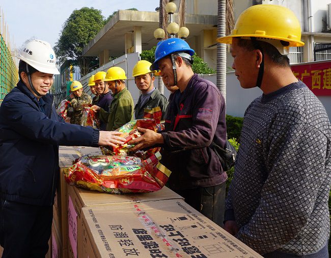 （建图）为一线工人发放慰问品。。。。。。。。谢微旋 摄_副本.jpg
