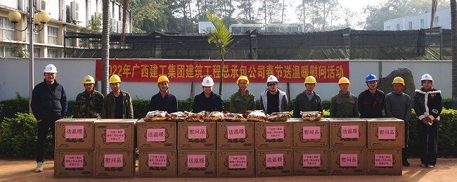 （建图）与一线工人合影。。。。。。。。谢微旋 摄.jpg