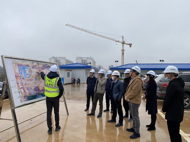 听取项目建设情况汇报（建图）.jpg