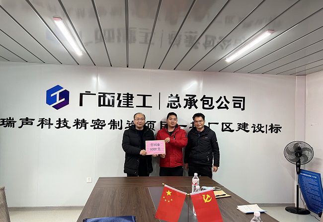 发放慰问金。。。。。。廖之锭 摄（建图）.jpg