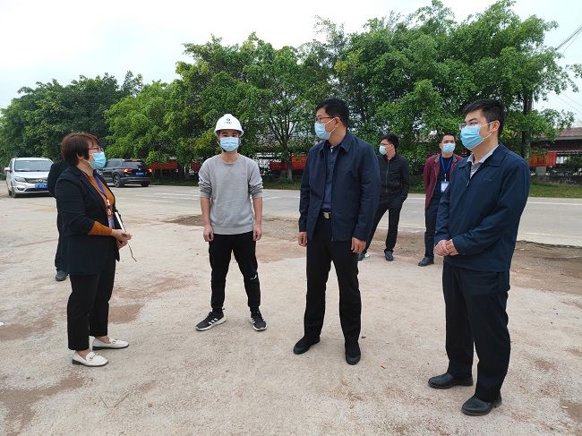 秦义敏（右二）在项目视察领导工作。。。。。。梁凯 摄(建图）.jpg
