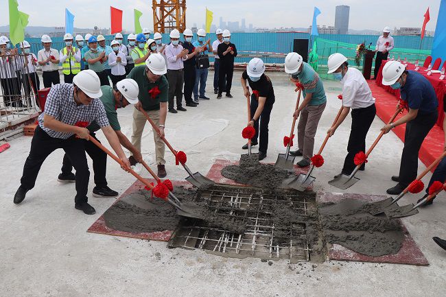 与在场嘉宾一起为封顶浇筑培土。。。。。周煜川 摄（建图）.jpg