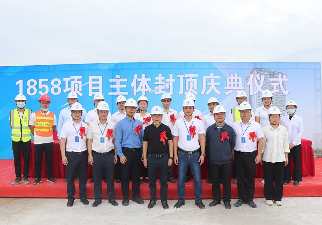 邓少新与在场职工合影留想。。。。。周煜川 摄（建图）.jpg