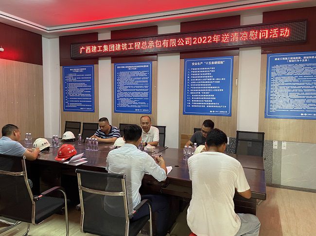 （建图）座谈会现场。。。。。。。。容芝雅 摄.jpg