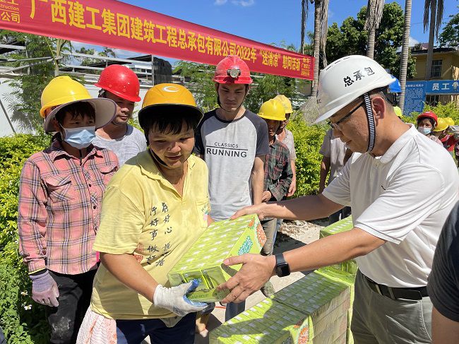 （建图）陆烜为工人发放清冷慰问品。。。。。。。。容芝雅 摄.jpg