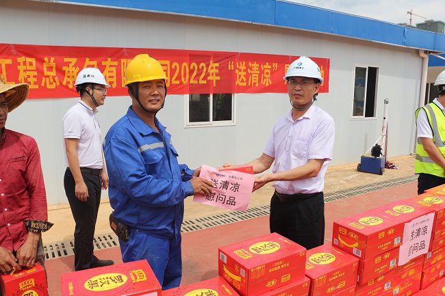 发放慰问品。。。。。张钊林 摄（建图）.jpg