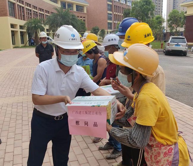 发放慰问品 。。。。。。。。彭永彬 摄（建图）.jpg