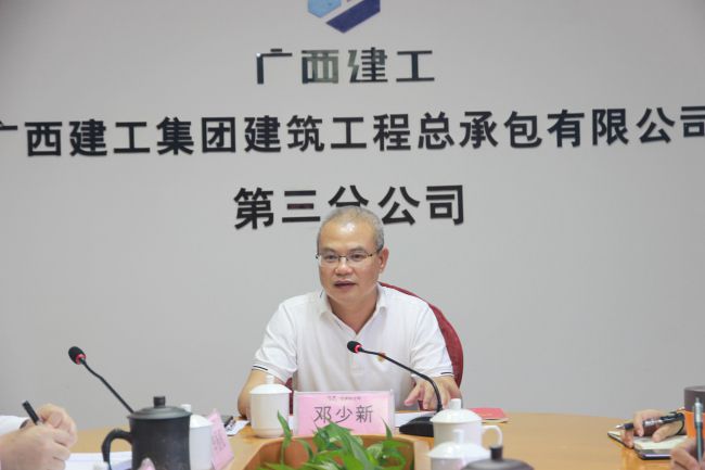 邓少新宣讲党的二十大心灵。。。。。。梁红玉 摄（建图）.jpg
