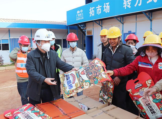 发放慰问品。。。。。。周煜川 摄（建图）.jpg