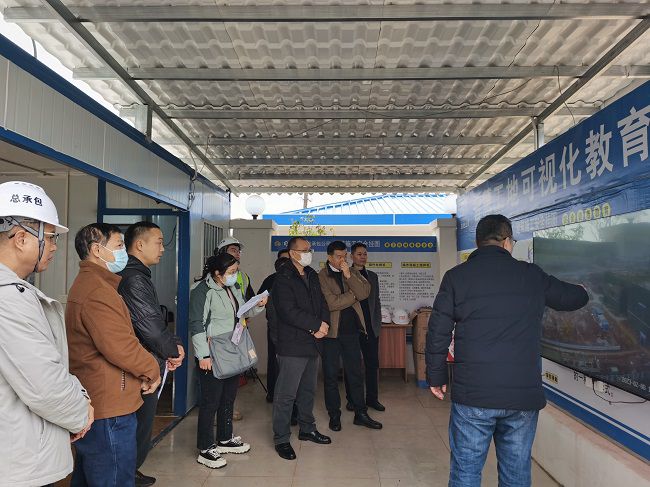 听取项目情况汇报。。。。。。。彭强 摄（建图）.jpg