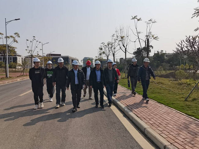 曾劲松查看项目现场。。。。。。邓高越 摄（建图）.png