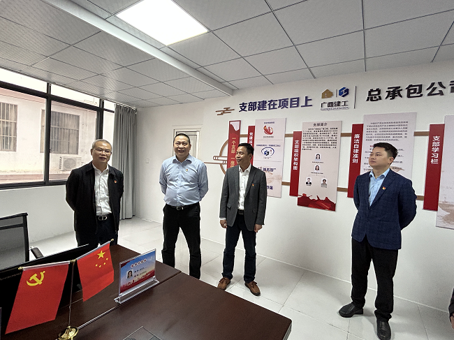 邓少新参观项目党员活动室。。。。。。。蔡怡灵 摄（建图）.png
