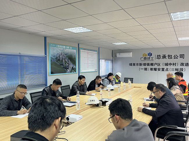 曾劲松在项目部召开总结会。。。。。。。。李慧钱 摄（建图）.jpg