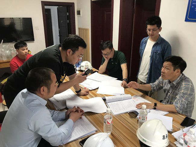 钻研解决现场问题。。。。。韦吉亮 摄（建图）.jpg