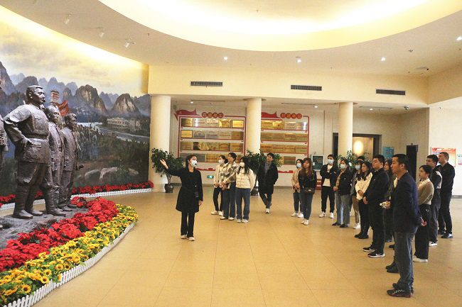 参观现场。。。。。张钊林 摄（建图）.jpg