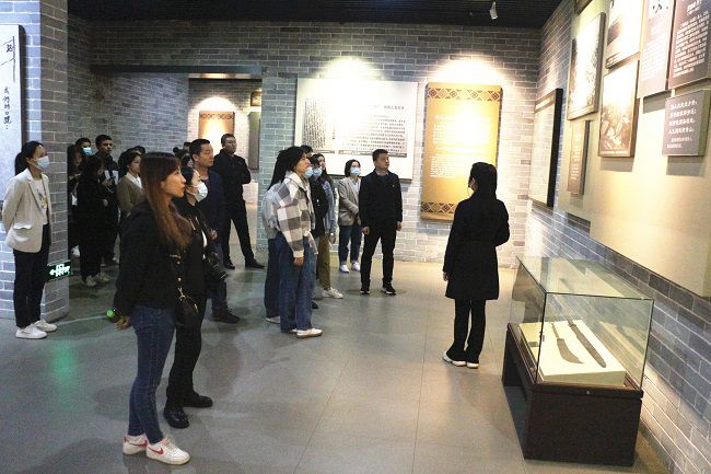 参观现场。。。。。张钊林 摄（建图） (2).jpg