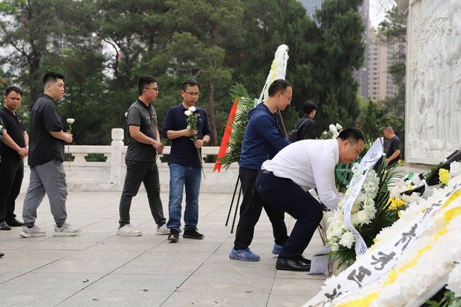 敬献白菊。。。。。林成斌 摄（建图）.jpg