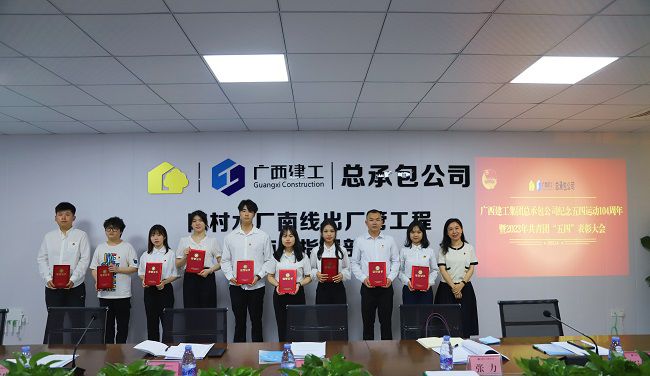 2优良共青团员颁奖。。。。。。。。林成斌 摄（原图） (2)000.jpg