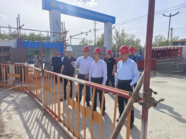 刘威力在现场调研领导。。。。。。林鹏飞 摄（建图）.jpg