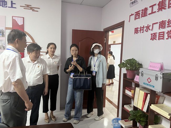 查看党建设施建设情况。。。。。。卢丽君 摄（建图）.jpg