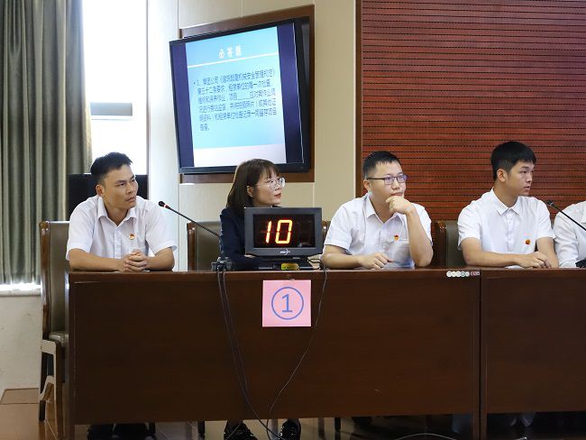 公司才赛行列镇定答题。。。。。。。。李立云 摄（建图）.jpg