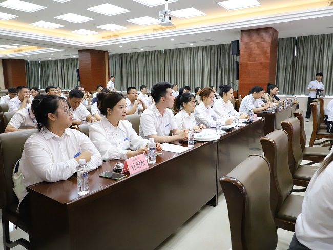 工作人员当真计时记分。。。。。。。。李立云 摄（建图）.jpg